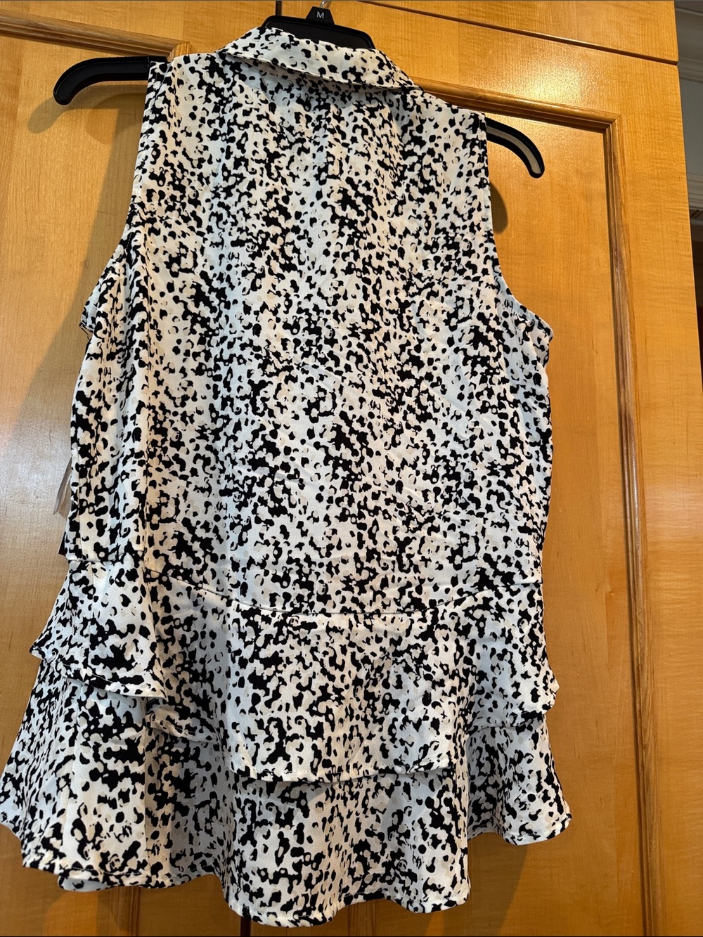 Simply Vera Vera Wang Black and White Sleeveless Ruffle Hem Blouse - Picture 5 of 7